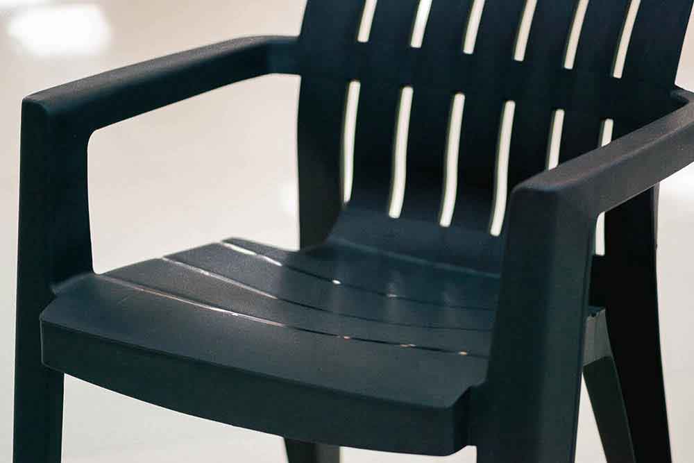 Стул садовый с подлокотниками Rattan CHICAGO из пластика